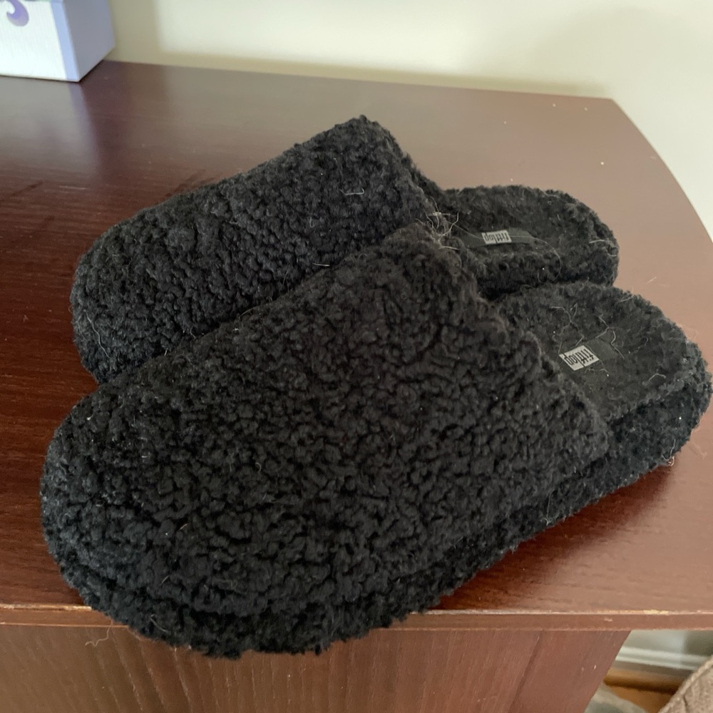 Fillip Cozy Black Fuzzy Slip-On Slippers size 7